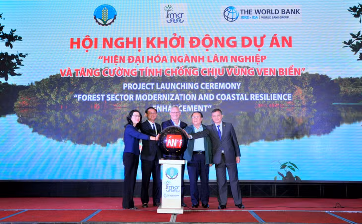 Các đại biểu thực hiện nghi thức nhấn nút khởi động Dự án.