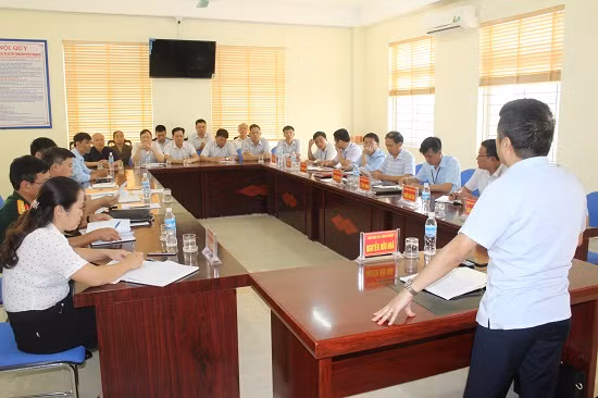 Để giải quyết nội dung kiến nghị của người dân liên quan đến lập hồ sơ, cấp GCNQSDĐ tại dự án Khu đô thị Tây cầu Trới, Hoành Bồ đã chủ động mời các hộ dân cùng làm việc với chủ đầu tư để làm rõ và tháo gỡ. Ảnh: Quang Tuyến (Trung tâm TT-VH Hoành Bồ)