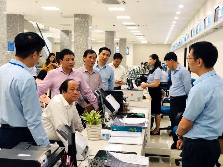 Bộ trưởng, Chủ nhiệm Văn phòng Chính phủ thăm Trung tâm Phục vụ Hành chính công tỉnh.