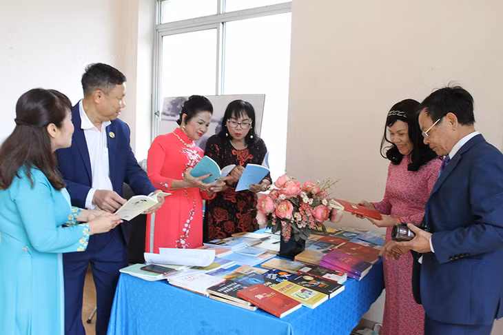 Nhiều đầu sách được trưng bài tại buổi lễ ra mắt.