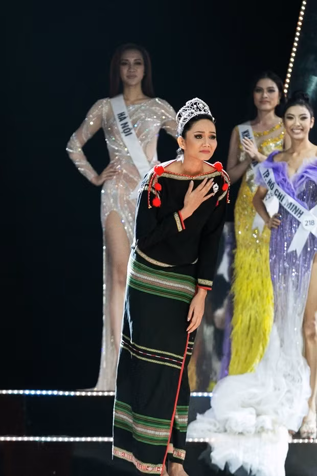 Hoa hau H’Hen Nie: Niem kieu hanh giua dai ngan Tay Nguyen hinh anh 2Hoa hậu H’Hen Niê xuất hiện với đôi chân trần và trang phục Êđê, đội vương miện trong màn Final Walk trước khi trao lại danh hiệu cho người kế vị tiếp theo. (Ảnh: Sang Đào/Vietnam+)