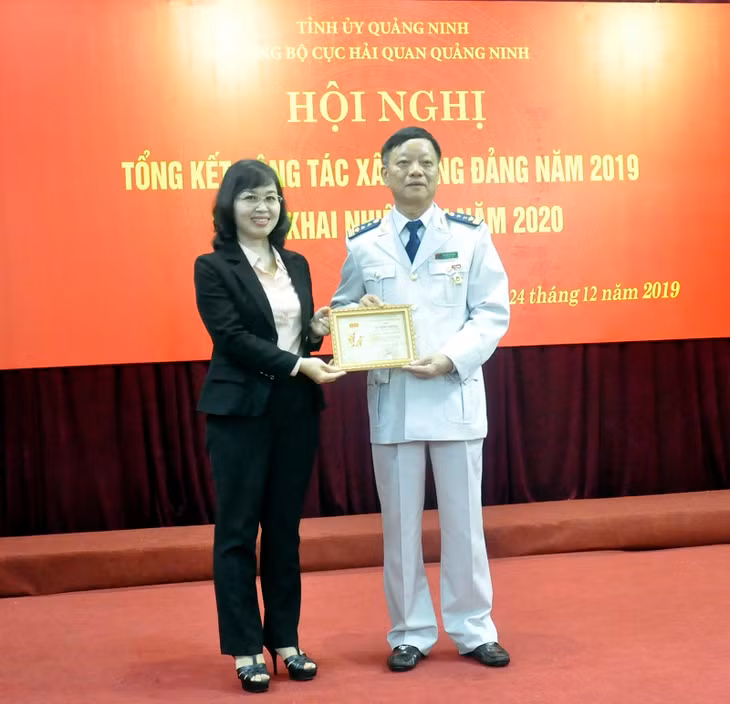 Thừa ủy quyền của Ủy ban Kiểm tra Đảng Trung ương, đồng chí Trịnh Thị Minh Thanh, Ủy viên Ban Thường vụ Tỉnh ủy, Phó Chủ tịch Thường trực HĐND tỉnh trao Kỷ niệm chương Vì sự nghiệp kiểm tra Đảng cho đồng chí Nguyễn Văn Nghiên, Bí thư Đảng ủy, Cục trưởng Cục HQQN.