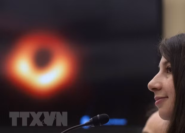 Các nhà khoa học thuộc nhóm Event Horizon Telescop Collaboration công bố hình ảnh đầu tiên về hố đen trong vũ trụ. (Ảnh: AFP/TTXVN)