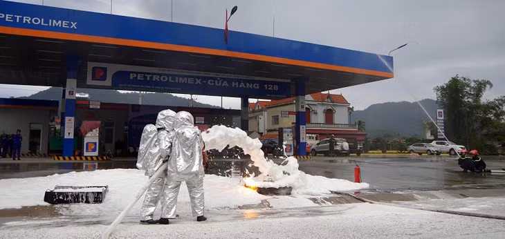 Lực lượng chữa cháy chuyên nghiệp triển khai đội hình phun bọp dập tắt đám cháy.