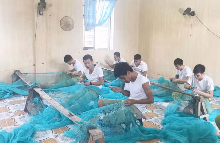 Các học viên học nghề đan lưới tại Cơ sở cai nghiện ma túy tỉnh.