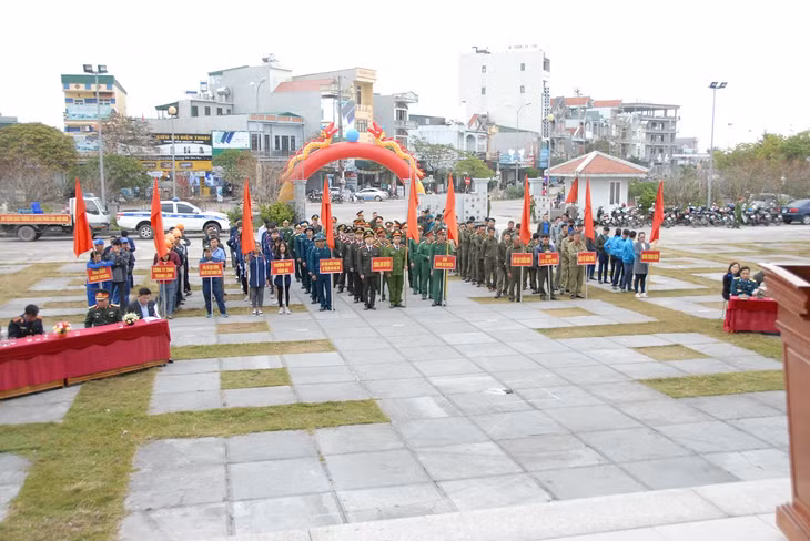 Quang cảnh buổi lễ ra quân tại huyện Đầm Hà.