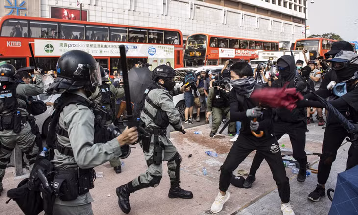 Cảnh sát và người biểu tình Hong Kong đối đầu ở quận Tsim Sha Tsui, khu vực Cửu Long hồi tháng 10. Ảnh: AFP.
