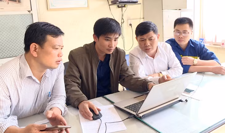 Thợ lò Phạm Văn Huy (thứ 2 từ trái sang) đang cùng các đồng nghiệp