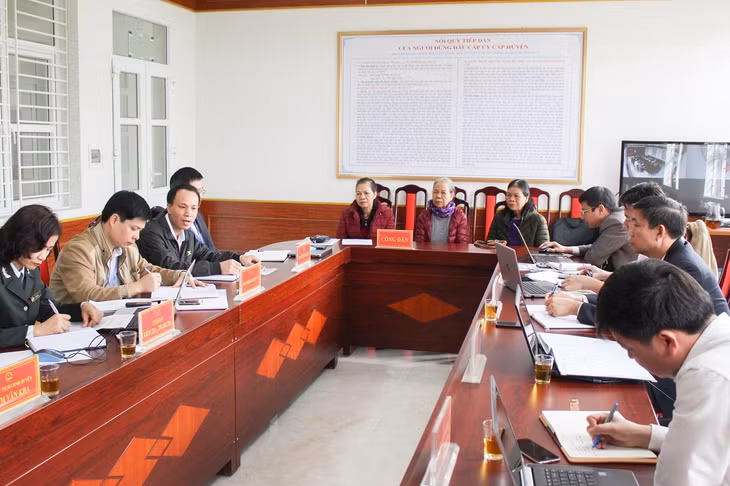 Huyện Đầm Hà tổ chức tiếp công dân định kỳ hằng tháng theo quy định, lắng nghe kiến nghị, trả lời các vướng mắc của người dân. Ảnh chụp tại phòng tiếp công dân huyện tháng 12/2019.