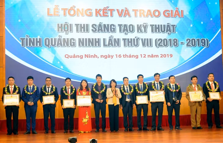 Đồng chí Vũ Thị Thu Thủy, Phó Chủ tịch UBND tỉnh trao giải nhất và Bằng khen của UBND tỉnh cho các tác giả, nhóm tác giả.