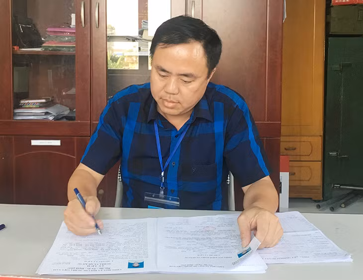 Đồng chí Hoàng Văn Thơm rà soát hồ sơ thanh niên nhập ngũ.