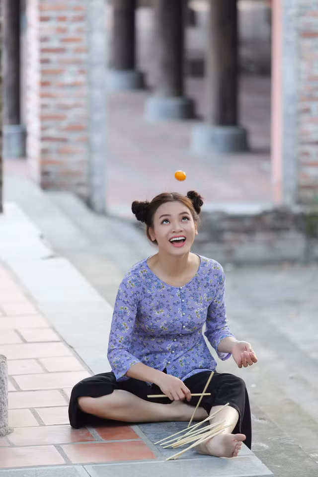 Búi tóc trái đào tinh nghịch, nô đùa cùng đám trẻ con lối xóm, trổ tài đánh chắt, chơi chuyền…những hình ảnh của ca sĩ Phạm Phương Thảo khiến khán giả như được trở về tuổi thơ