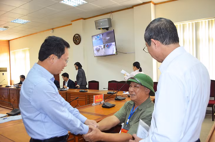 Đồng chí Cao Tường Huy, Phó Chủ tịch UBND tỉnh trò chuyện với công dân.