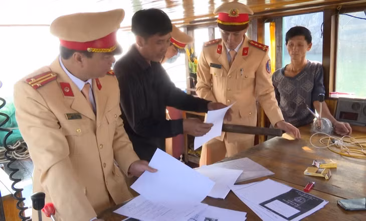 Cảnh sát đường thủy Quảng Ninh kiểm tra hành chính trên các chuyến tàu hàng