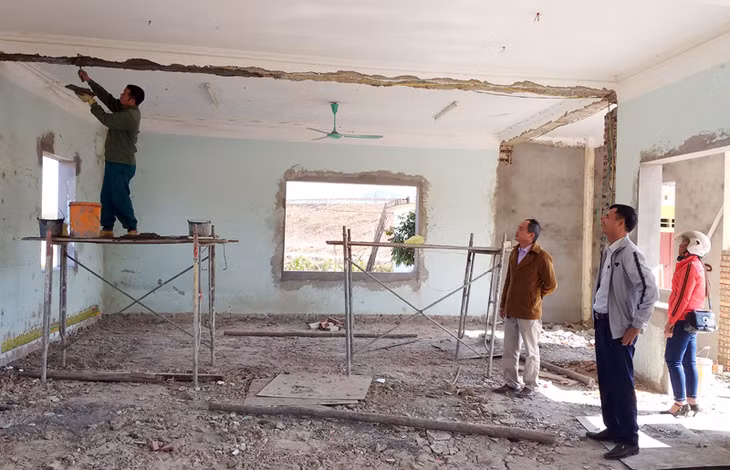 Lãnh đạo Đảng ủy xã Đoàn Kết kiểm tra tiến độ sửa chữa, nâng cấp nhà văn hóa thôn Bò Lậy phục vụ Đại hội Chi bộ thôn nhiệm kỳ 2020-2022. Ảnh chụp ngày 14/11/2019