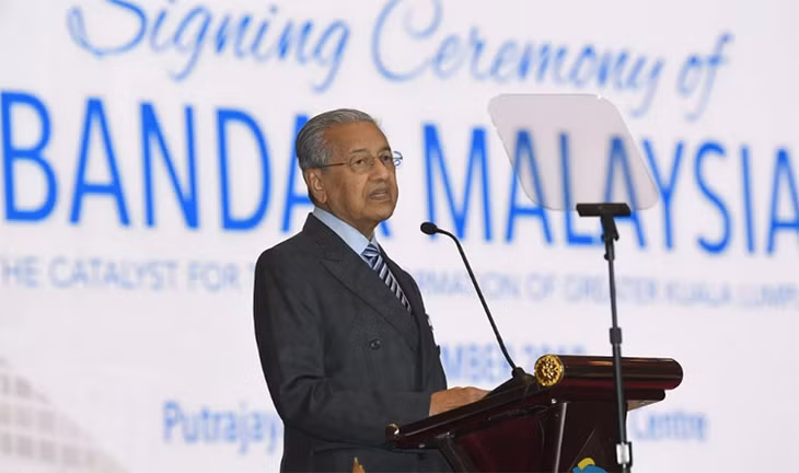 Thủ tướng Malaysia Mahathir Mohamad phát biểu tại lễ ký thỏa thuận nối lại dự án Bandar Malaysia ở thành phố Putrajaya, Malaysia hôm nay. Ảnh: DPA.
