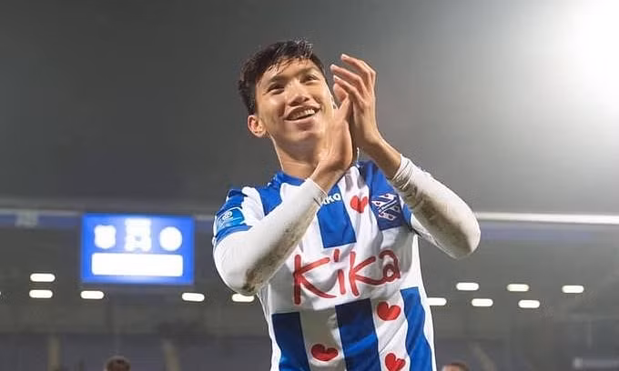 Văn Hậu lần đầu thi đấu cho đội một Heerenveen. Ảnh: Fanpage Heerenveen.