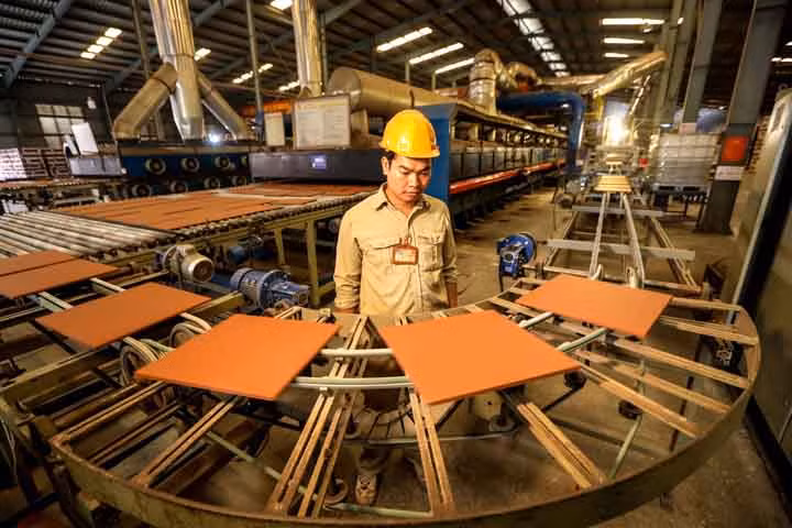 Sản xuất gạch ốp lát tại Công ty CP Gốm Đất Việt.