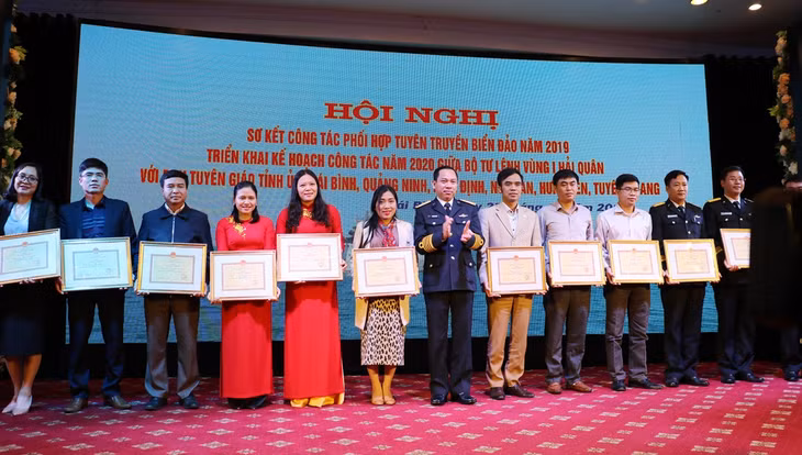 Bộ Tư lệnh Vùng 1 Hải quân trao giấy khen cho các tập thể có thành tích tốt trong thực hiện nhiệm vụ phối hợp tuyên truyền biển, đảo năm 2019.