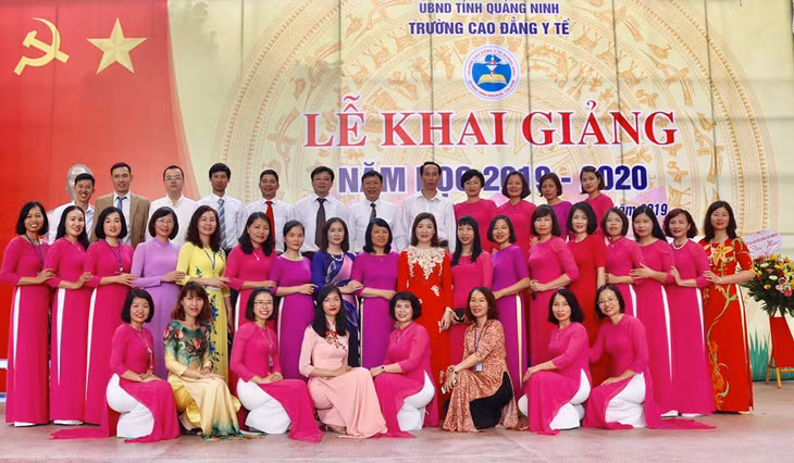 Tập thể cán bộ, giảng viên Trường CĐ Y tế Quảng Ninh.