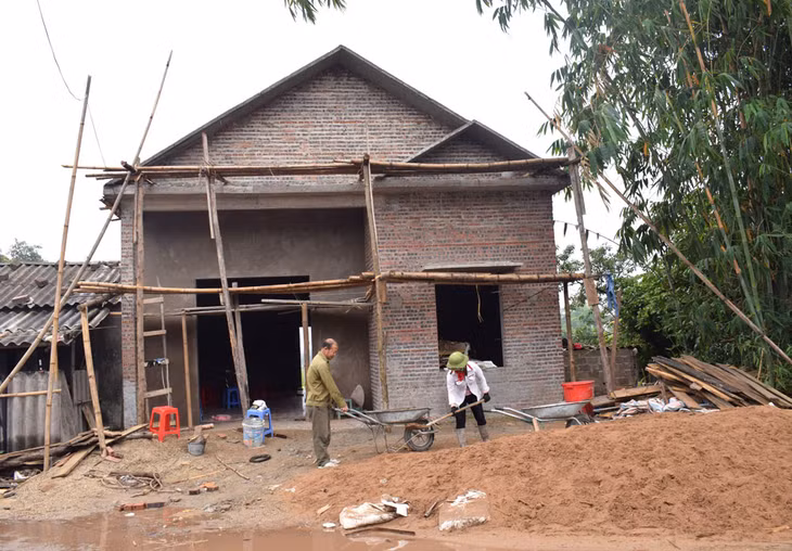 Anh Phùn được anh Lềnh giúp đỡ vè kỹ thuật trồng rừng, nay đã thoát nghèo và xây nhà mới từ bán gỗ rừng