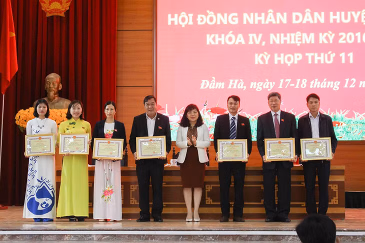 UBND huyện khen thưởng 6 đại biểu HĐND huyện có thành tích xuất sắc trong thực hiện nhiệm vụ năm 2019. 