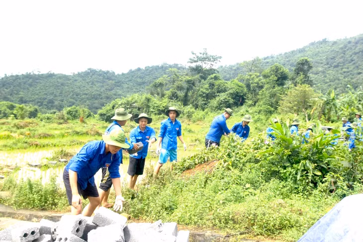 Tuổi trẻ Trường Đại học Công nghiệp Quảng Ninh tình nguyện góp công chung tay xây dựng nông thôn mới ở xã Quảng Sơn, huyện Hải Hà. 
