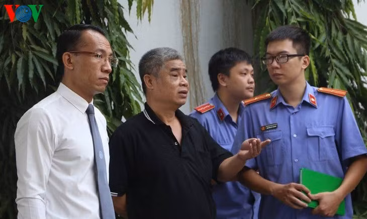 Tài xế Doãn Quý Phiến (áo đen), một trong ba bị can bị truy tố.