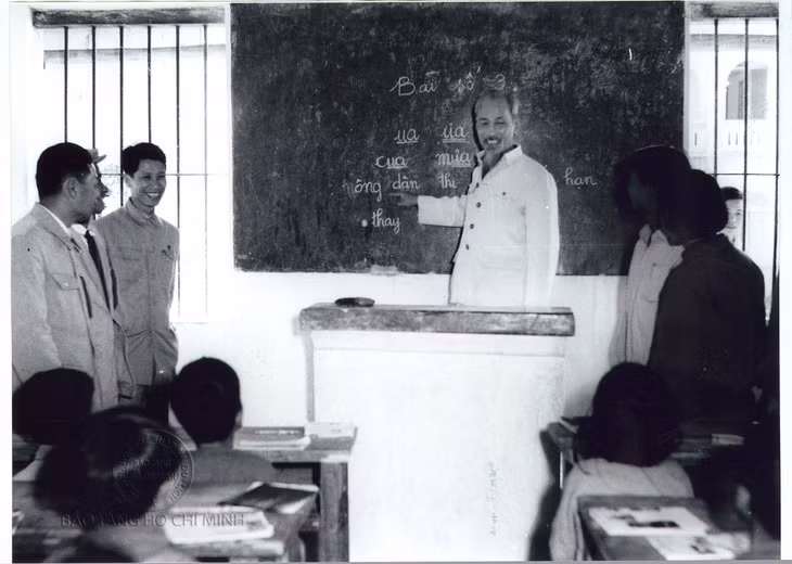 Thăm một lớp học của Trường Tiểu – Trung học Hoa Văn, Chủ tịch Hồ Chí Minh đã đứng lên bục giảng.
