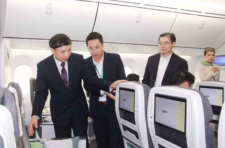 Các đại biểu tham quan nội thất máy bay Boing 787-9 D