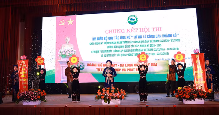 Thi sân khấu hóa đội thị trấn Trới