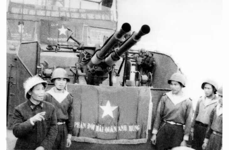 Phân đội 7(nay là Hải đội 7) tổ chức đón danh hiệu Anh hùng LLVTND ngay trên tàu tháng 1/1967. Ảnh tư liệu do đơn vị cung cấp