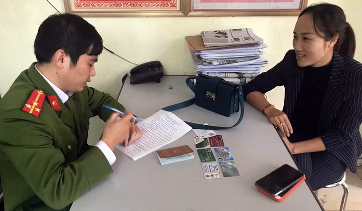 Bàn giao tài sản cho du khách (Ảnh Công an huyện Cô Tô cung cấp).