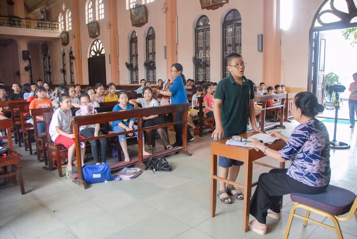 Các em nhỏ tham gia sinh hoạt giáo lý tại nhà thờ Hòn Gai.
