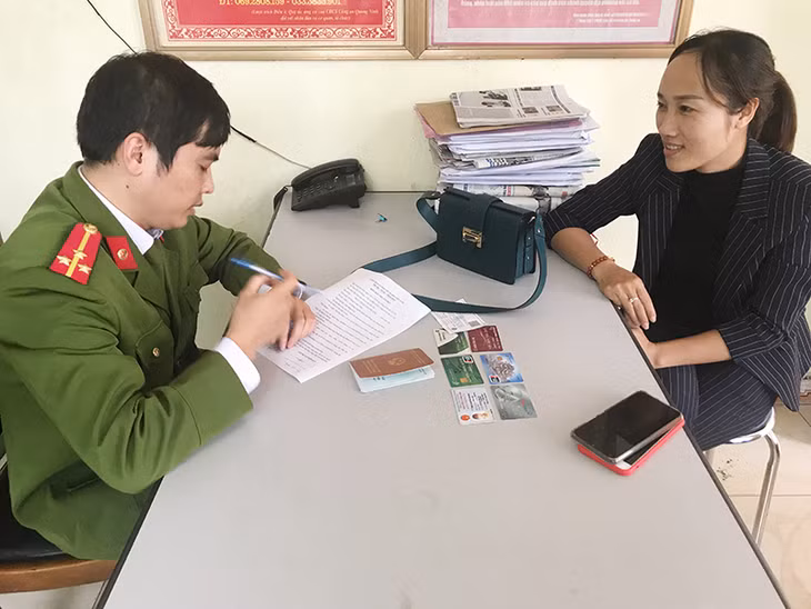 Công an huyện Cô Tô trao trả tài sản cho du khách.
