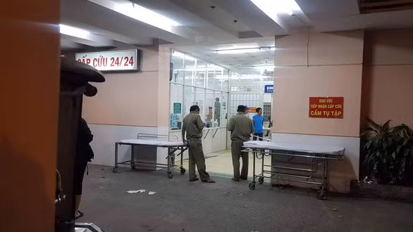 Lực lượng chức năng đang phong tỏa, khám nghiệm hiện trường. Ảnh: Tuổi trẻ