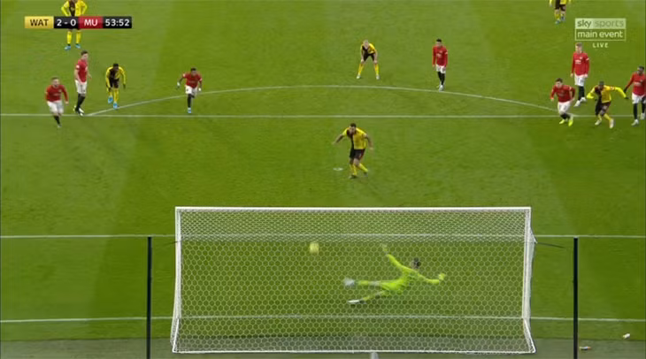 ... và, đổ người sai hướng trong quả phạt đền dẫn tới bàn thua còn lại của Man Utd.