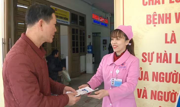 Người bệnh được hướng dẫn đăng ký khám chữa bệnh.