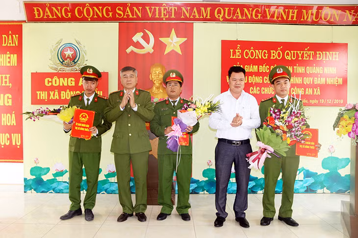 Lãnh đạo Công an TX Đông Triều trao quyết định điều động công an chính quy về đảm nhiệm các chức danh Công an xã Thuỷ An.
