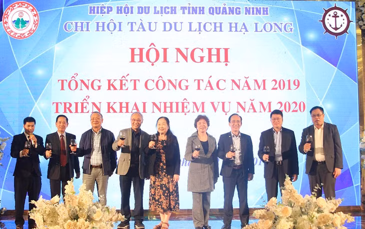 Đại biểu chúc mừng thành công của CHi hội trong năm 2019.