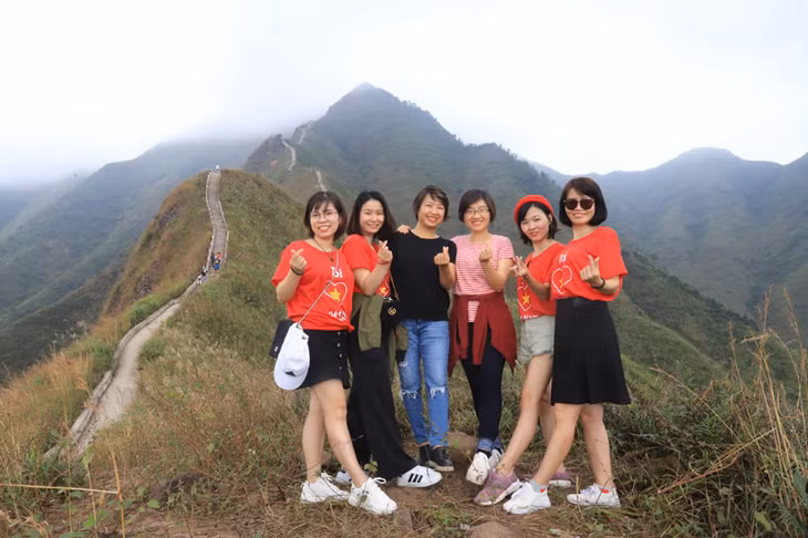 Bình Liêu được ví như “thiên đường của những cột mốc”, một trong những cột mốc mà du khách không thể bỏ qua trong chuyến hành trình của mình là mốc 1305 hay còn được gọi là “Sống lưng khủng long”.