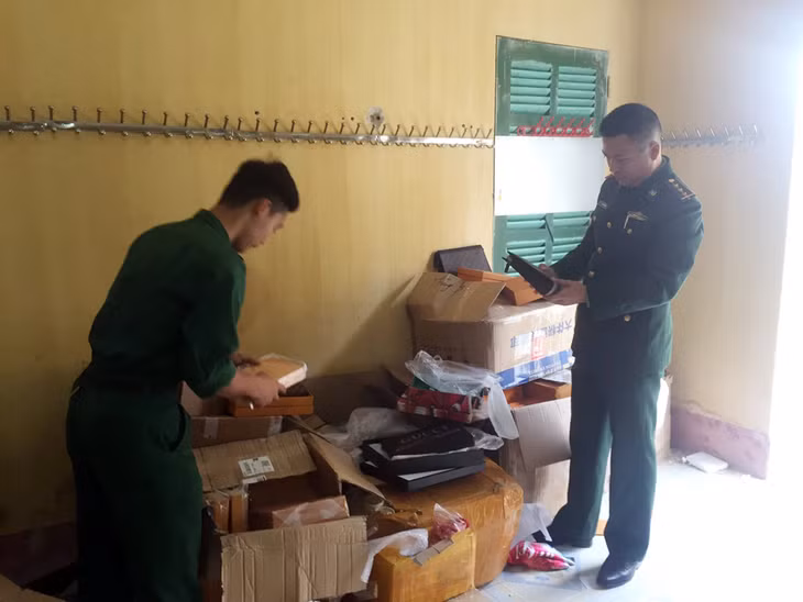 Cán bộ chiến sỹ Đồn Biên phòng Bắc Sơn kiểm đếm toàn bộ số hàng hóa bắt giữ.