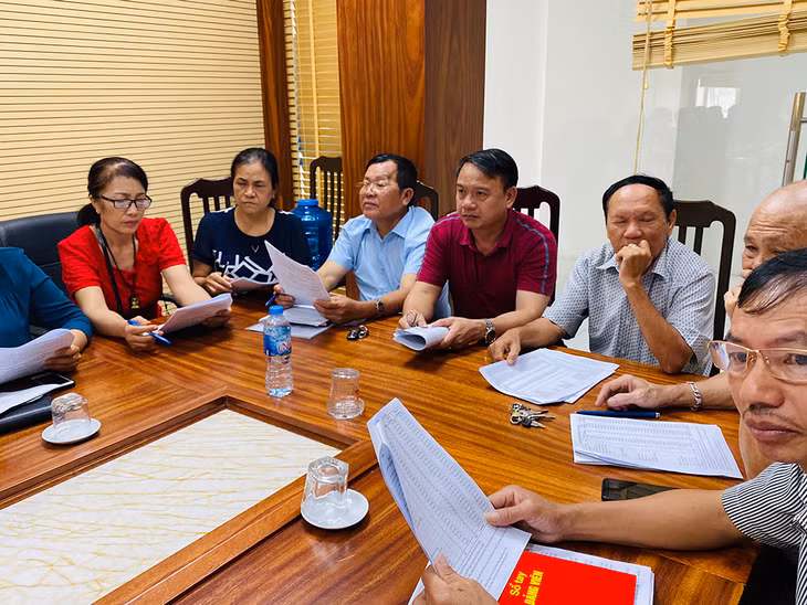 Các Bí thư chi bộ kiêm trưởng thôn, khu đề xuất kiến nghị tại hội nghị ối thoại trực tiếp với đồng chí Nguyễn Văn Đọc, Bí thư Tỉnh ủy, Chủ tịch HĐND tỉnh và các đồng chí trong Thường trực Tỉnh ủy, HĐND, UBND tỉnh; lãnh đạo các sở, ngành, địa phương