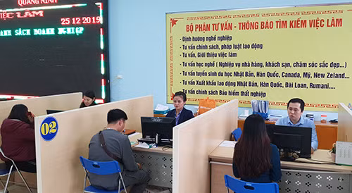 Người lao động làm thủ tục đăng ký tại Trụ sở Trung tâm dịch vụ việc làm Quảng Ninh