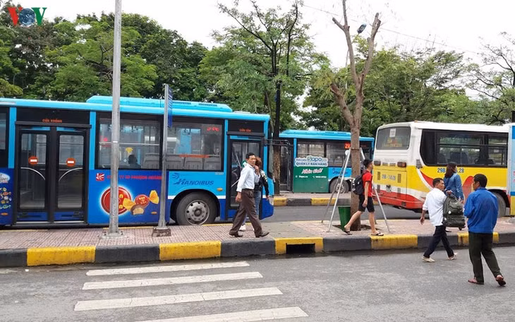 Hà Nội tăng cường xe buýt phục vụ người dân đi lại trong dịp Tết.