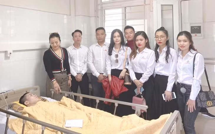 Thu cùng các đồng ghiệp ở Sàn giao dịch bất động sản đến thăm anh Khanh