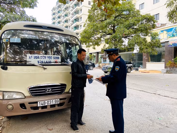 Lực lượng Thanh tra giao thông (Sở GTVT) kiểm tra 