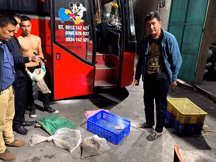 Lê Trung Hậu (bên phải) cùng tang vật 18 cá thế rùa thuộc danh mục laoij nguy cấp, quý hiếm.