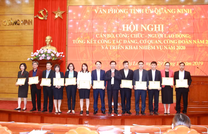 Lãnh đạo Văn phòng Tỉnh ủy tặng giấy khen cho tập thể có thành tích xuất sắc trong công tác năm 2019.