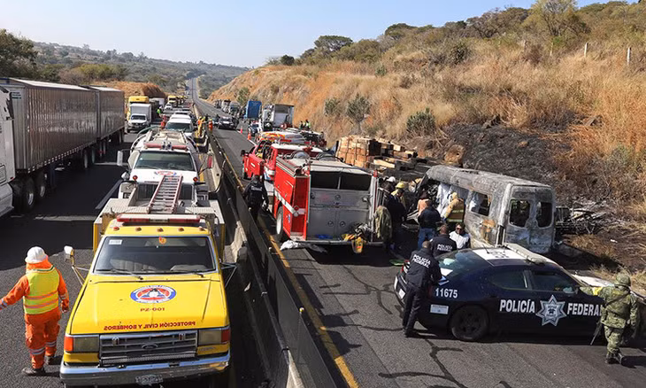 Hiện trường vụ tai nạn trên cao tốc ở bang Jalisco, Mexico ngày 18/12. Ảnh: Reuters.